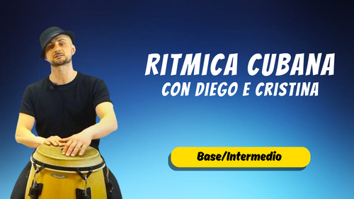 Un uomo che suona un tamburo conga siede su uno sfondo blu sfumato. Il testo recita Ritmíca Cubana con Diego e Cristina, con l'etichetta gialla "Base/Intermedio". Scopri il corso di salsa cubana online su Freedance Academy.