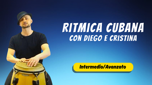 Un uomo con cappello e camicia nera suona un tamburo conga su uno sfondo blu. Il testo recita: Ritmica Cubana con Diego e Cristina e Intermedio/Avanzato in un riquadro giallo. Scopri i migliori corsi di danza online e corso salsa cubana online!.