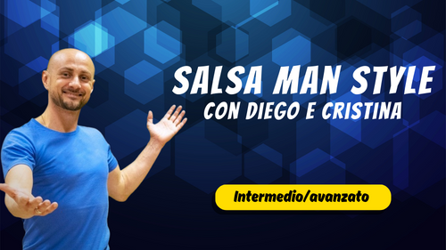 Un uomo sorridente in camicia blu gesticola a braccia aperte davanti a uno sfondo geometrico blu. Il testo recita: Salsa Man Style con Diego e Cristina e Intermedio/avanzato in un riquadro giallo. Impara a ballare online con il corso di salsa cubana online di Freedance Academy.